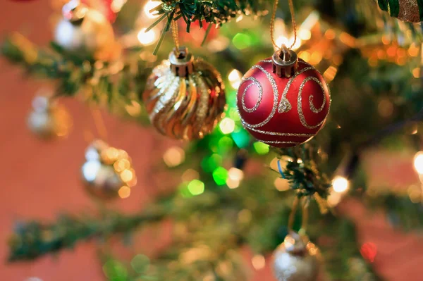 Christbaumschmuck Auf Den Ästen Hintergrund — Stockfoto