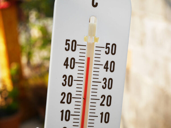 Термометр крупным планом показывает температуру в градусах Цельсия, горячую температуру