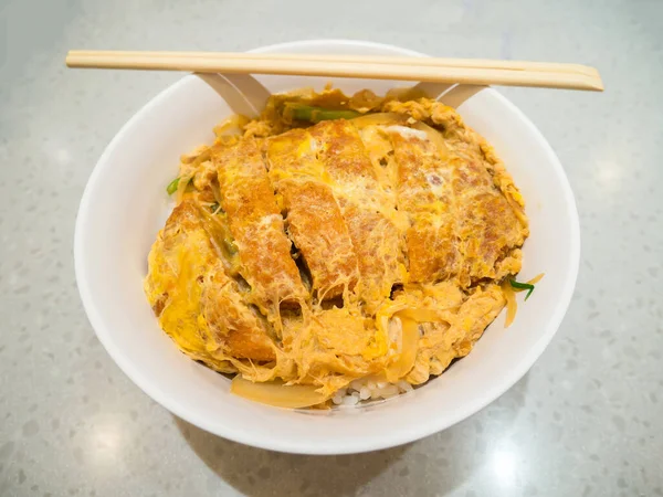 Buharda pişmiş pirinçli yumurta ve Japon yemeği ile kızarmış domuz pirzolası.