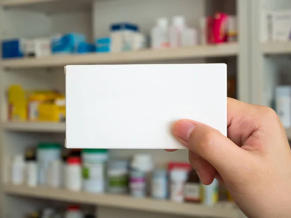 Cierre Paquete Caja Medicamentos Mano Del Farmacéutico Con Estantes Medicamentos —  Fotos de Stock