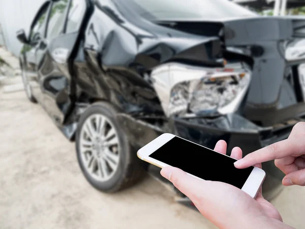 Feminino Usando Smartphone Móvel Após Acidente Carro — Fotografia de Stock