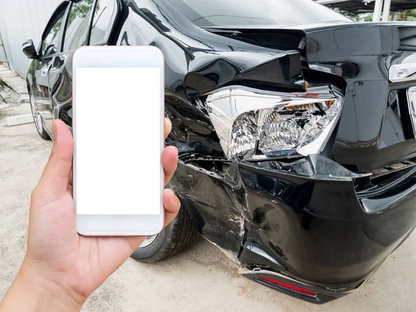 Hona Hålla Mobiltelefon Med Bilolycka För Försäkring Bakgrund — Stockfoto
