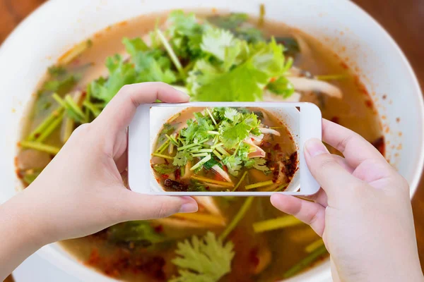 Mengambil Foto Tom Yum Soup Makanan Thailand Dengan Smartphone — Stok Foto