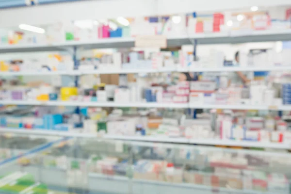 药店内部配药 维生素补充剂和柜台上的保健产品在货架上的位置模糊不清 — 图库照片