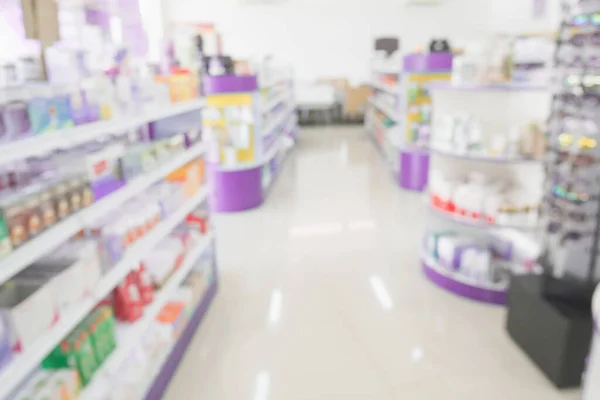 약국에서는 비타민 보충제를 가지고 내부에 상점과 파란색의 건강에 제품을 판매하는 — 스톡 사진