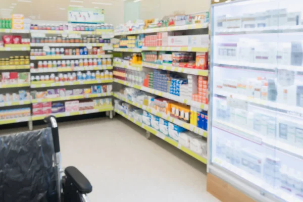 药店内部配药 维生素补充剂和柜台上的保健产品在货架上的位置模糊不清 — 图库照片
