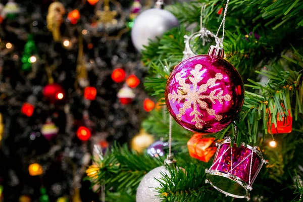 Albero Natale Decorato Con Baldoria Colorata Scintillante Sfondo Bokeh Luce — Foto Stock