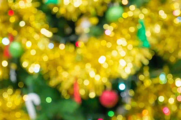 Weihnachtsbaum Dekoriert Mit Lichtern Abstrakte Verschwimmen Hintergrund Mit Bokeh — Stockfoto