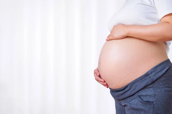 Aziatische Zwangere Vrouw Met Grote Buik Bij Venster — Stockfoto