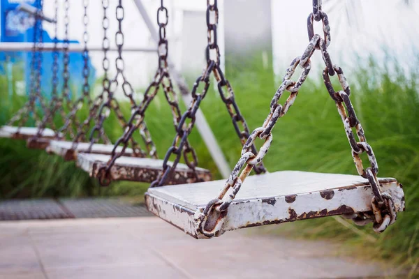 Çocuk parkında eski tahta salıncak