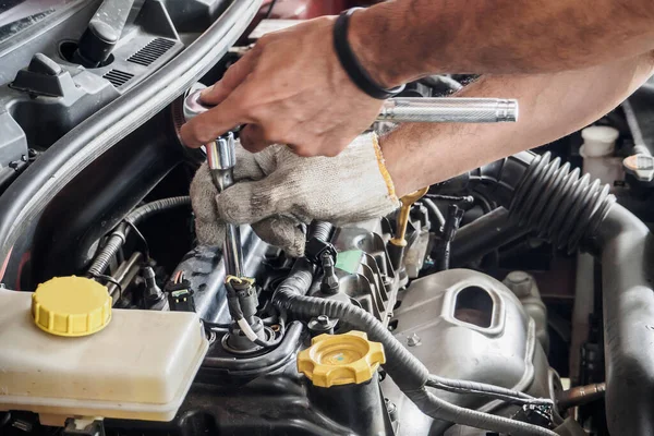 Mecânico Com Chave Trabalho Reparação Motor Carro Centro Serviço Carro — Fotografia de Stock