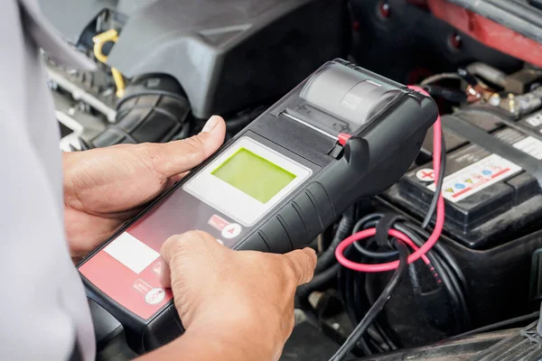 Mechaniker Benutzen Voltmeter Die Spannung Der Autobatterie Auto Service Center — Stockfoto