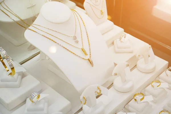 Tienda Diamantes Joyería Con Anillos Collares Escaparate Escaparate Escaparate Lujo — Foto de Stock