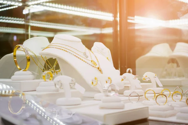 Arany Ékszer Gyémánt Bolt Gyűrűk Nyakláncok Luxus Kiskereskedelmi Kirakat Kirakat — Stock Fotó