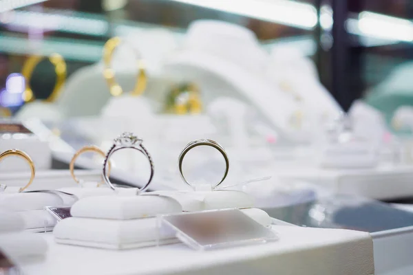 Ékszer Gyémánt Gyűrűk Nyakláncok Megjelenítése Luxus Kiskereskedelmi Kirakatban Kirakat — Stock Fotó