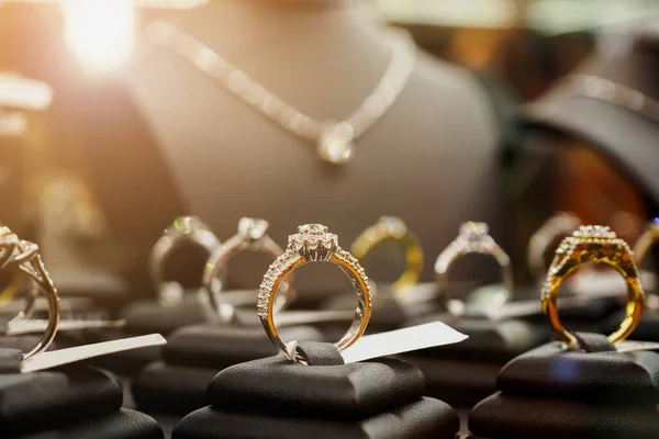 Anéis Diamantes Jóias Colares Mostram Vitrine Vitrine Loja Varejo Luxo — Fotografia de Stock