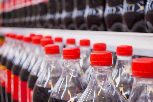 Frisdrankflessen Schappen Supermarkt — Stockfoto