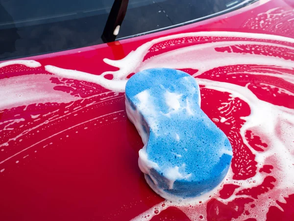スポンジや石鹸で洗車する — ストック写真