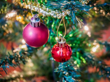 Arka planda Noel ağacı süslemeleri
