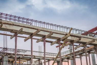 Betonu güçlendirmek için çelik çubuklu yeni ev inşaatı