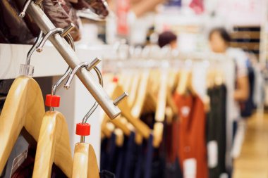 Moda mağazasında askıda asılı giysileri kapatın.