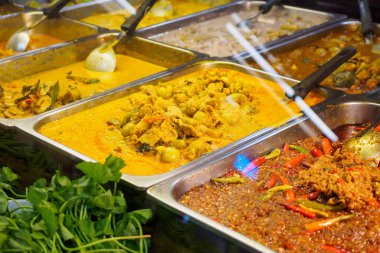 Restoranda yemeğe hazır bir sürü Tayland yemeği var.