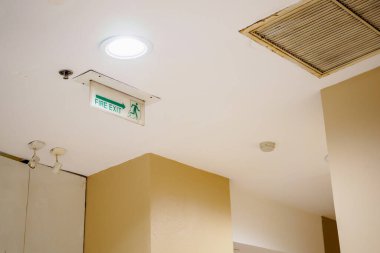 Binanın içinde yangın çıkışı tabelası