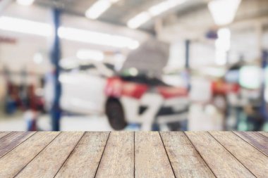 araba servis merkezi ahşap masa ile arkaplanı bulanıklaştırdı