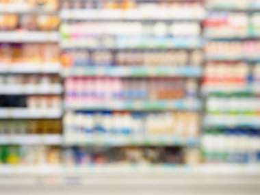 Raflarda süt ürünleri olan bulanık süpermarket