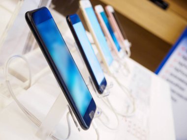 Elektronik mağazasında cep telefonu
