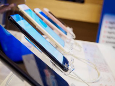 Elektronik mağazasında cep telefonu