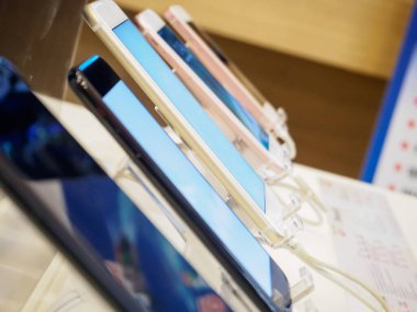 Elektronik mağazasında cep telefonu