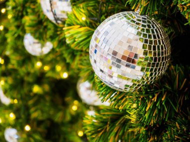 Ağaçta Noel süsleri var.