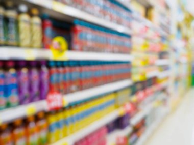 Soyut odaklanmış bulanık arkaplanı olan süpermarket rafları