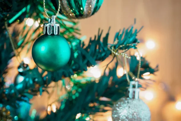 Christbaumschmuck Auf Den Ästen Hintergrund — Stockfoto