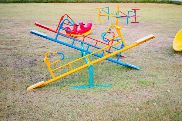 Качели Детской Игровой Площадке Парке — стоковое фото