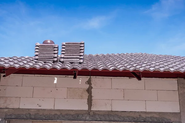 Construcción Casa Techo Con Montón Azulejos Preparan Para Instalar — Foto de Stock