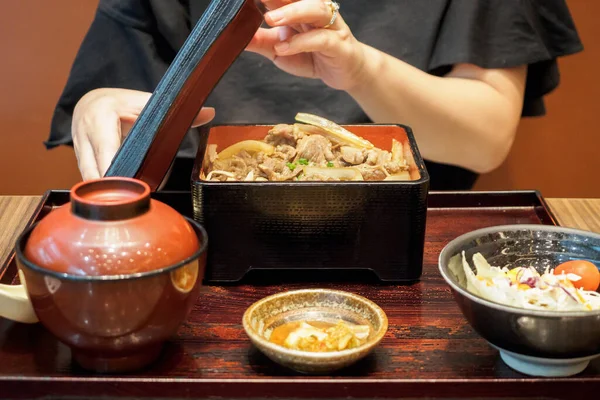 Asiatisk Kvinna Redo Att Äta Japansk Mat Grillat Nötkött Mjöl — Stockfoto