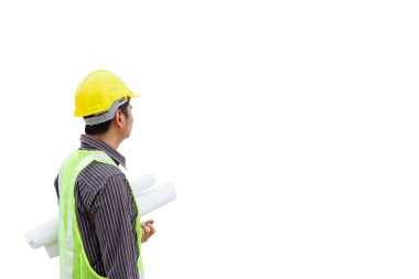 Genç iş adamı profesyonel mühendis planlı ve kasklı beyaz arka planda izole edilmiş.