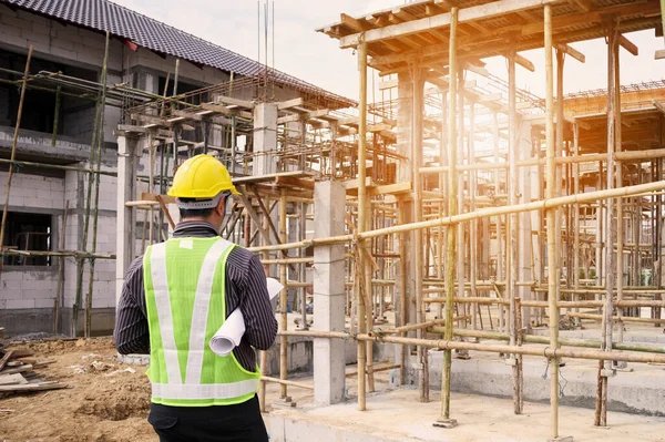 Asiático Hombre Negocios Ingeniero Construcción Trabajador Casco Protección Planos Papel — Foto de Stock