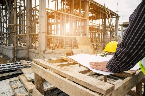 Giovane Uomo Affari Ingegnere Professionista Operaio Presso Cantiere Casa Con — Foto Stock