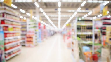 Raflarda renkli ürünlerin bulunduğu soyut bulanık süpermarket koridoru