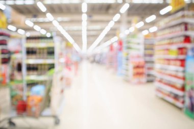 Raflarda renkli ürünlerin bulunduğu soyut bulanık süpermarket koridoru