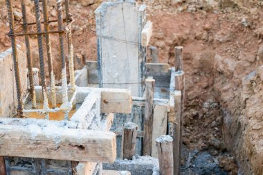 Betonu güçlendirmek için çelik çubuklu yeni ev inşaatı