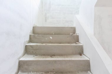 İnşaat alanında beton merdivenli yeni bina iç mimarisi