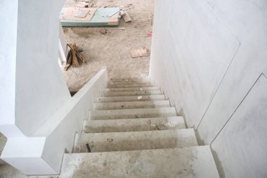 İnşaat alanında beton merdivenli yeni bina iç mimarisi