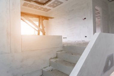 İnşaat alanında beton merdivenli yeni bina iç mimarisi