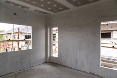 Ev inşaatında alçıtaşı tavanı olan boş bir oda.