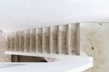 İnşaat alanında beton merdivenli yeni bina iç mimarisi