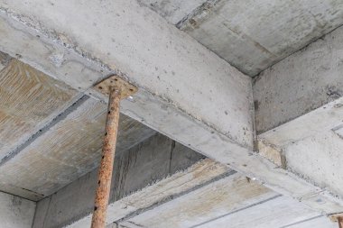  Demir çelik destekli beton kirişlerle inşaat halindeki bina